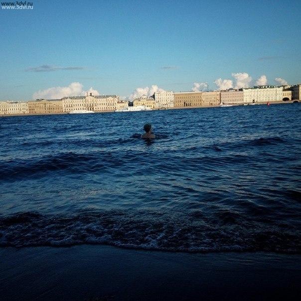 А народ то купается на Петропаловке