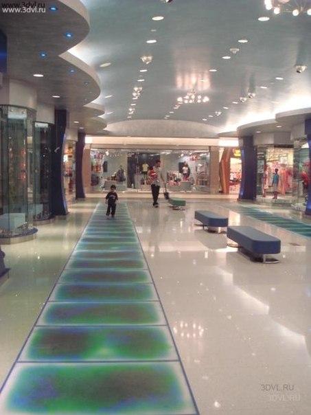 BlueGreen Liquid Floor Tiles cute kid Trinidad Lowlands Mall Живая плитка двух цветов с постоянно меняющимся рисунком в торговом центре n Liquid Floor Tiles... & cute kid....